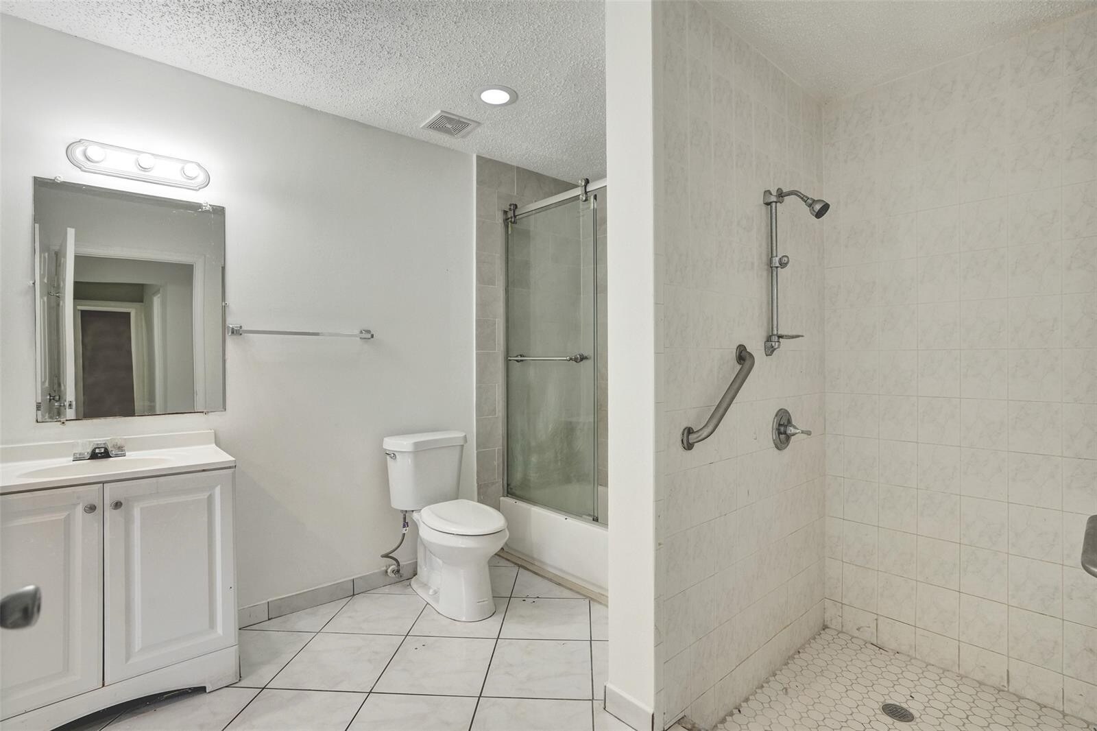Building Photo - 1142 NW 43rd Ter