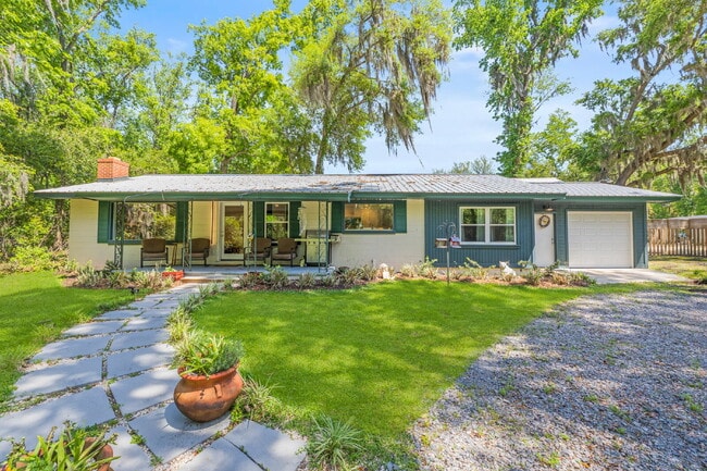 Building Photo - "Charming 3-Bedroom, 2.5-Bath Home Now Ava...