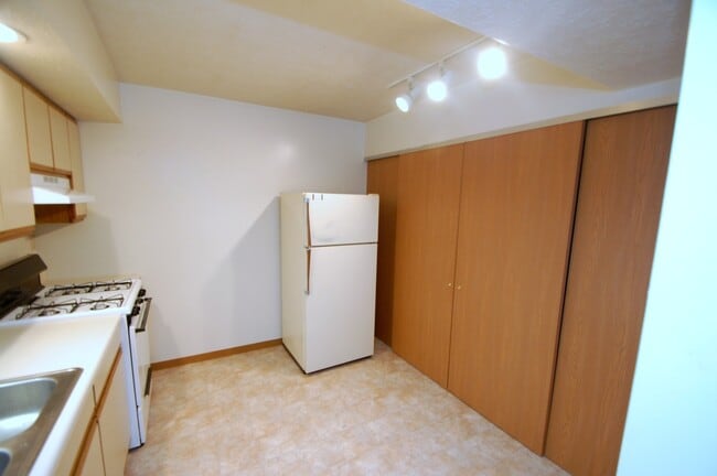 Building Photo - 427-3 HAMPTON PLACE