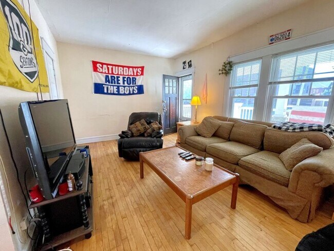 Building Photo - 1608/10 Hoyt St.