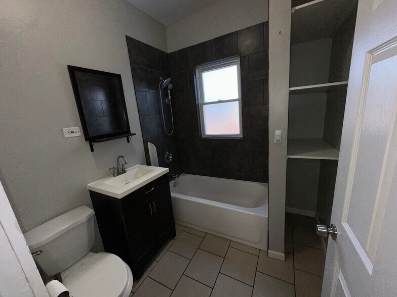 Building Photo - 2838 N Drake Ave