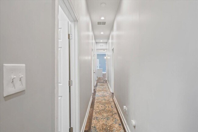 Building Photo - 2046 Courtland Pl