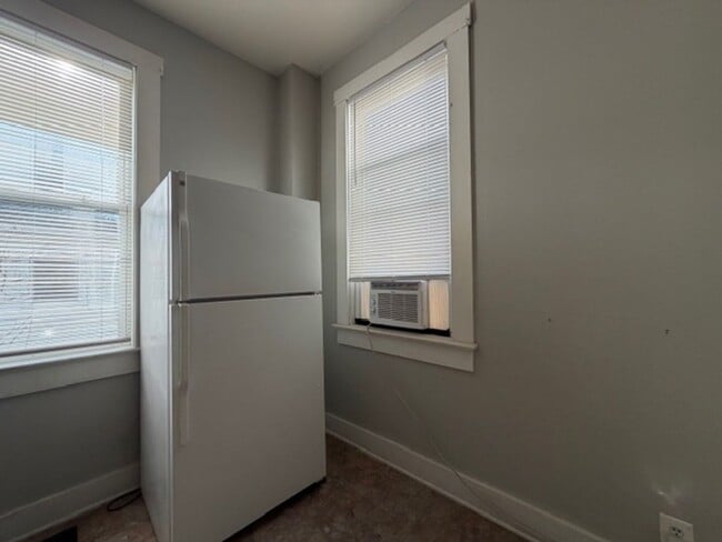 Building Photo - 902-904 1/2 S Limestone St.