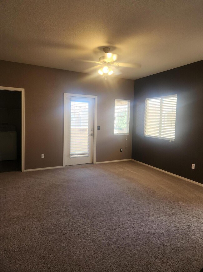 Building Photo - 6800 Vista Del Norte Dr NE