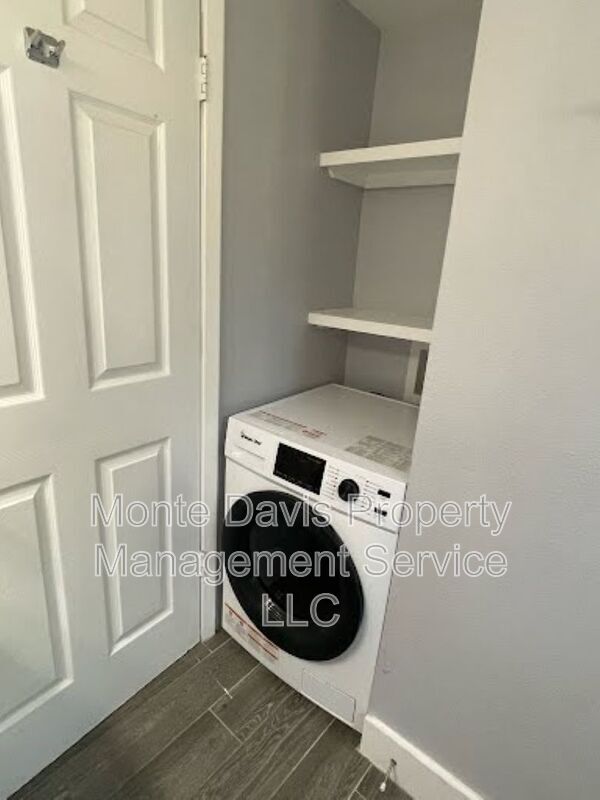 Building Photo - 2504 Manor Cir
