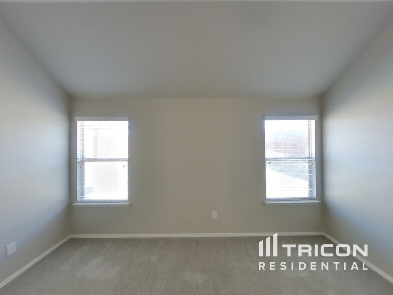 Building Photo - 936 Deer Valley Dr