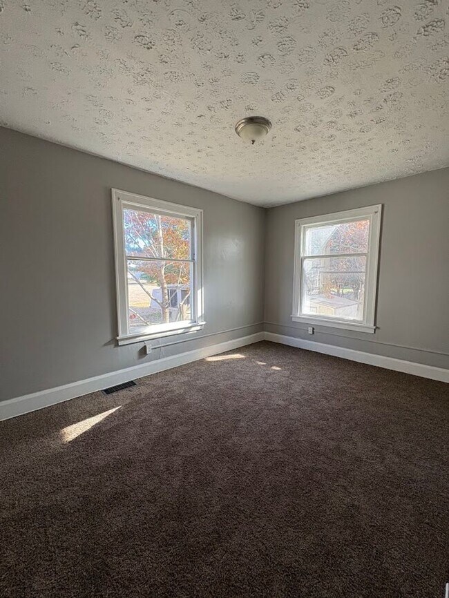 Building Photo - Two bedroom one bathroom 1st level for rent