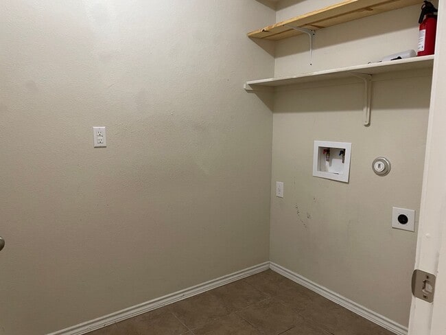 Building Photo - Application Received! 3 bed, 2 bath with B...