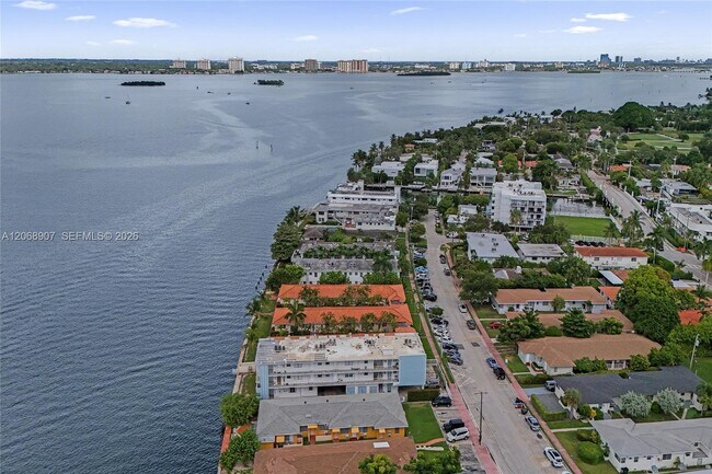 Building Photo - 2170 Bay Dr