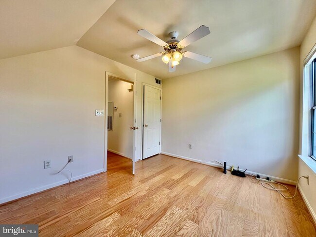 Building Photo - 927 Hillside Lake Terrace