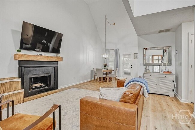 Building Photo - Beautiful 3BR/3BA Home with Private Pool in Commerce