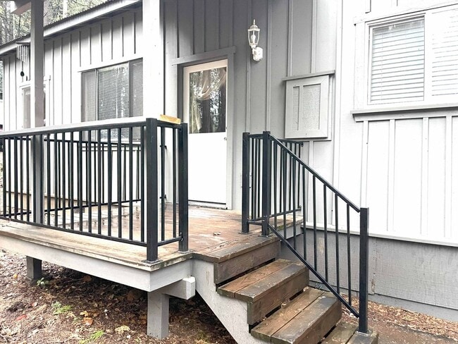 Building Photo - Lovely 2 bedroom, recently remodeled Grann...