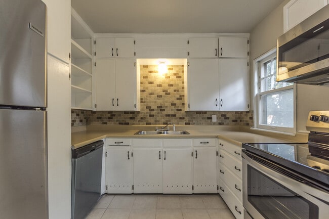 Building Photo - Adorable 2 Bedroom 1 Bath Home