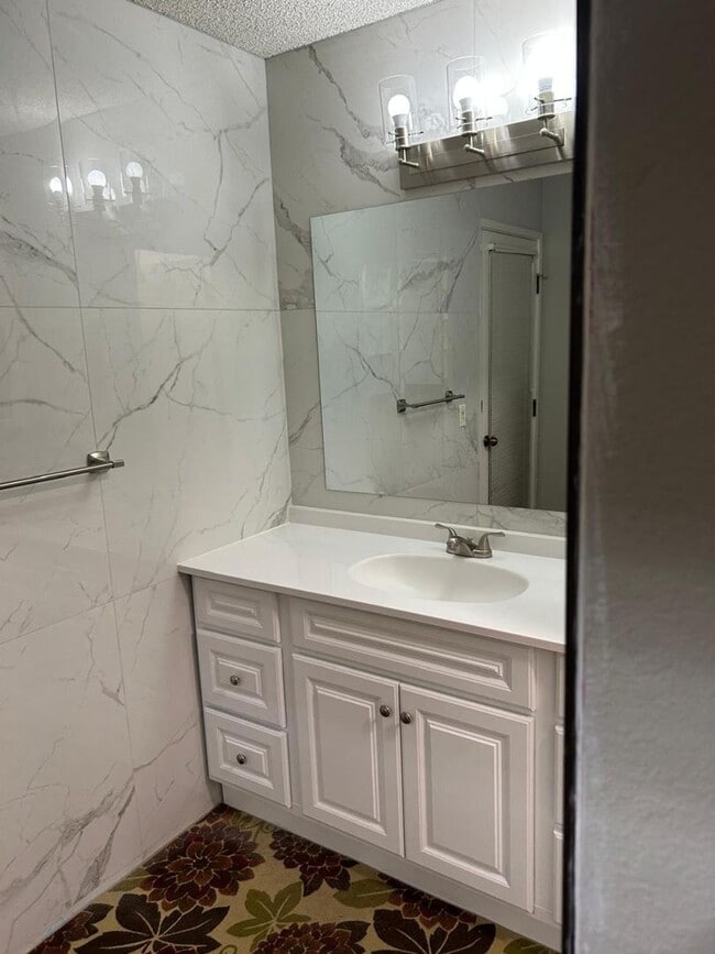 Building Photo - Adorable 3/2 Waiting For You!  Please reference full ad for viewings