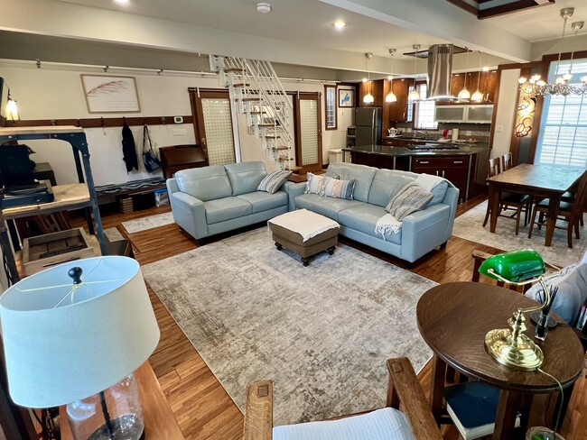 Building Photo - 1003 Court St