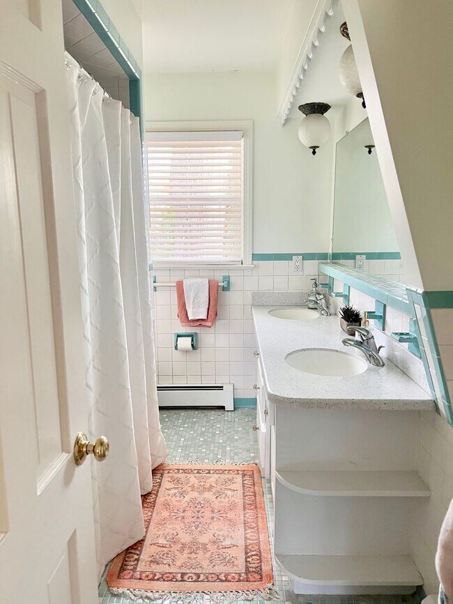 Building Photo - 3BD/ 2BA Brick Ranch in Lakeview Smith Terrace! Gorgeous Private Back Yard! Available NOW!