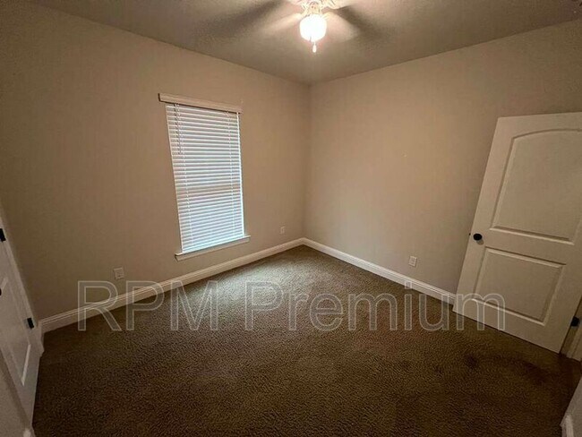Building Photo - 6212 Lake Edge Dr