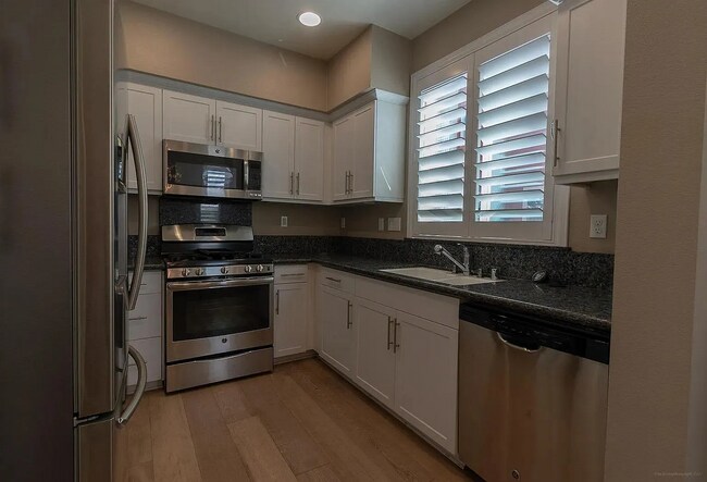 Building Photo - 225 Royal Glen