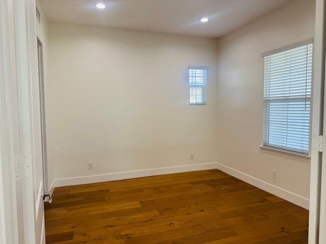 Building Photo - Luxury Rental in Village at the Park