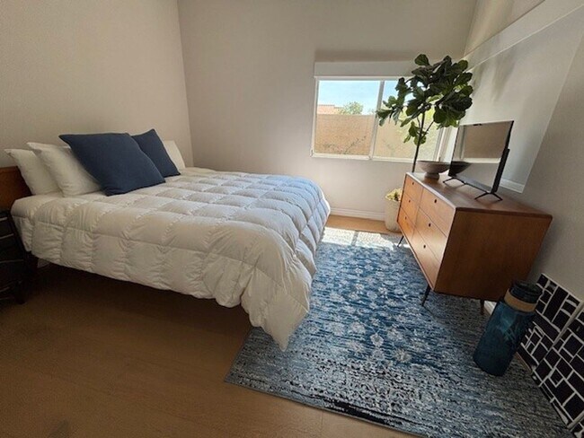 Building Photo - 3 Bedroom 2 Bath Short Term Rental