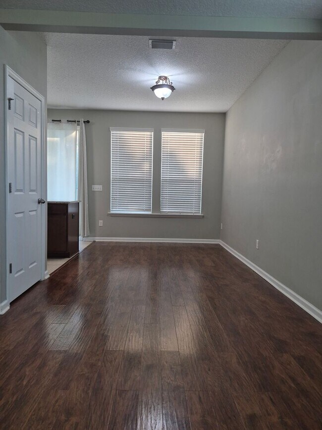 Building Photo - 653 Reese Ave
