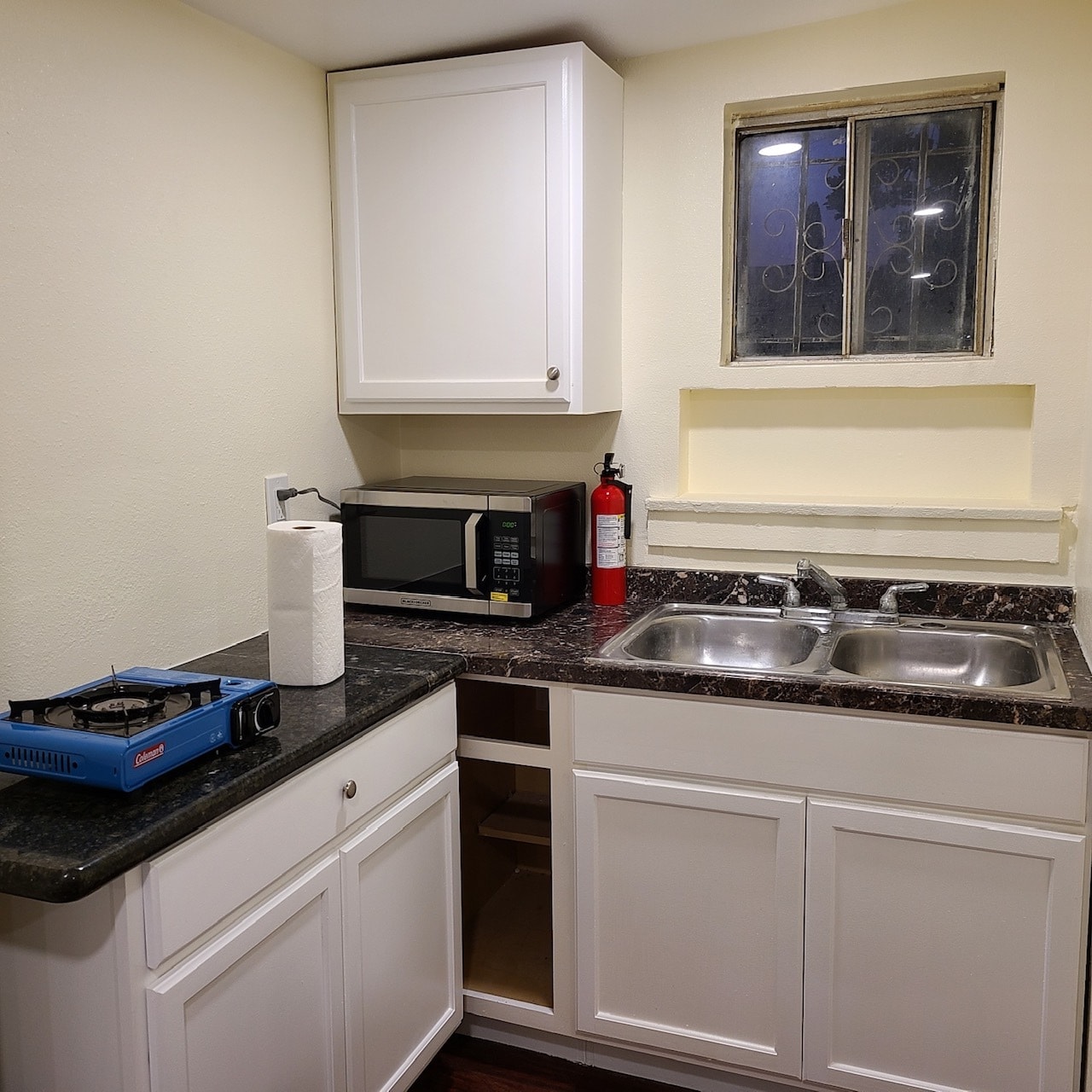 Building Photo - 1447 W 56th St