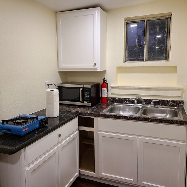 Building Photo - 1447 W 56th St