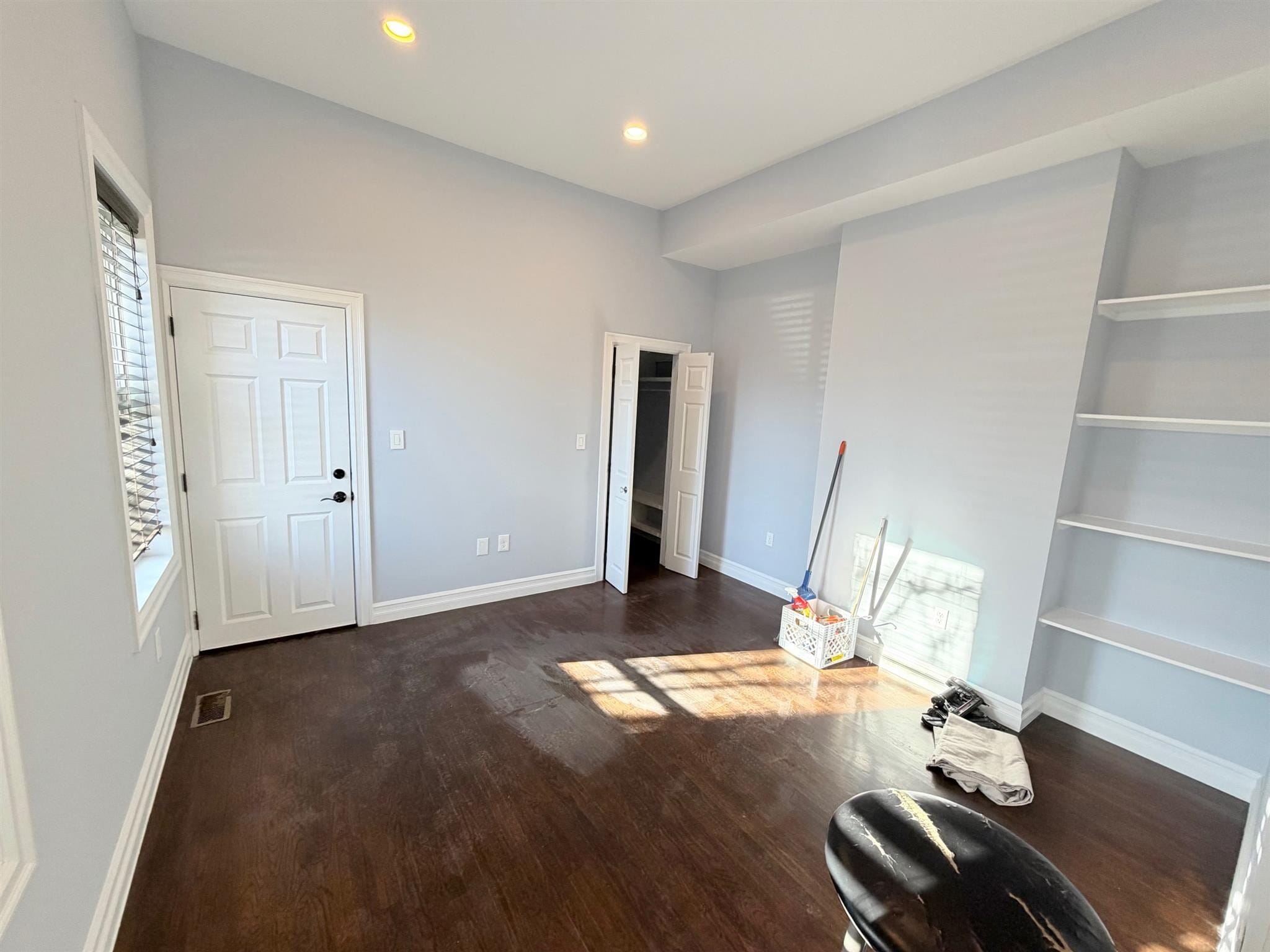 Building Photo - 8 Cross St E