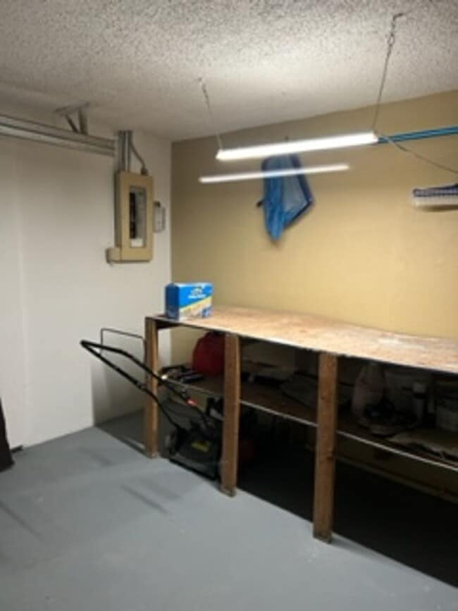 Building Photo - Beautiful 3 bedroom, 2 bath pool home in a lovely community.