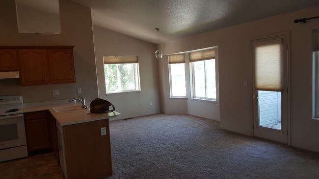 dining area off kitchen - 1224 N Modoc Ave