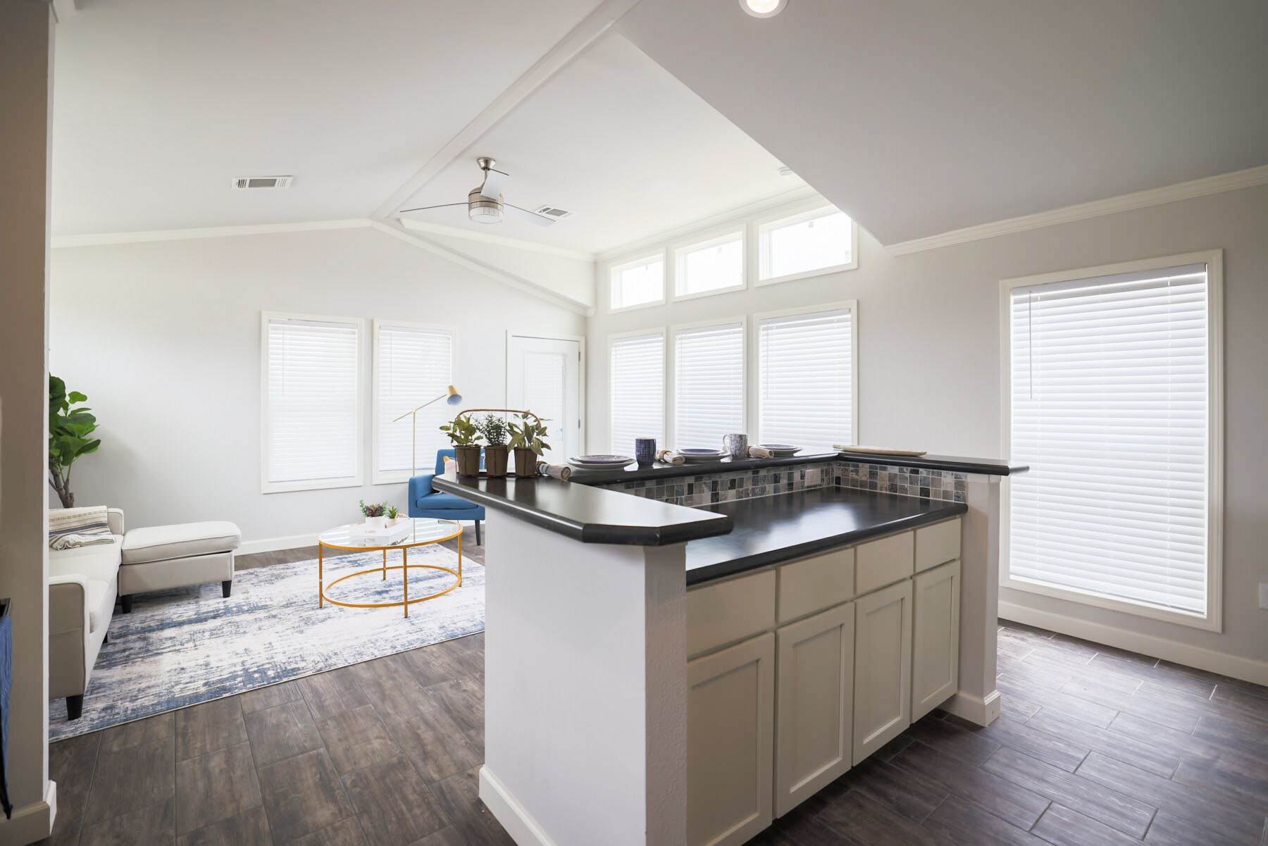 Kitchen island - 813 Toluca