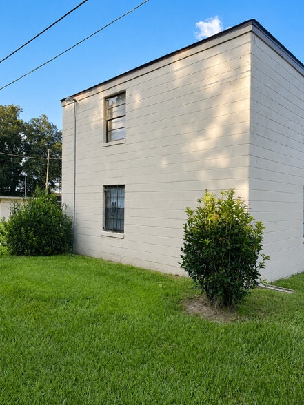 Building Photo - 2300 N Patterson St