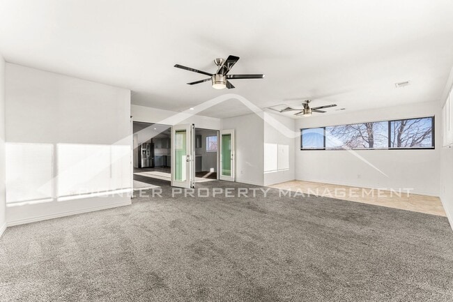 Building Photo - Upper Level Half Duplex with Central A/C and In-Unit Laundry