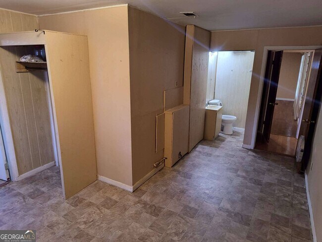 Building Photo - 4748 Sylvan Dr