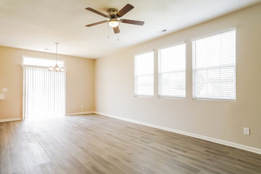 Building Photo - 5200 Tant Cir