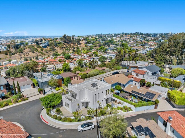 Building Photo - Gorgeous 3 Bed/3 Ba Home Tucked Away in th...
