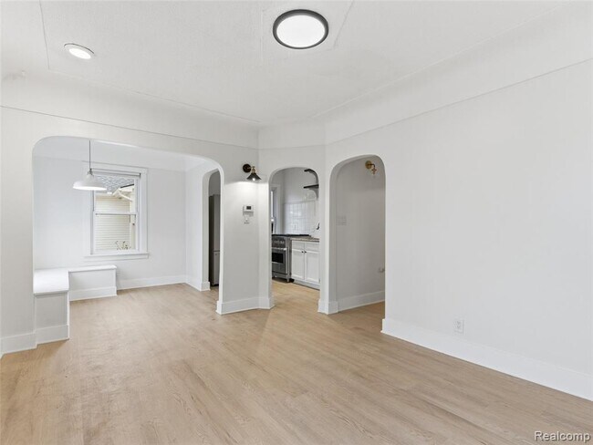 Building Photo - 335 E Elza Ave