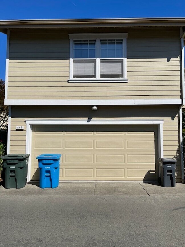 Building Photo - 647 McGinnis Cir