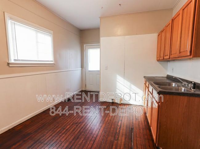 Building Photo - 1501 Henning Ave