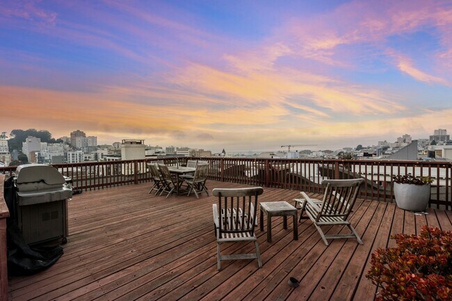 Building Photo - Gorgeous 4BR/2.5BA Nob Hill Home with Shar...