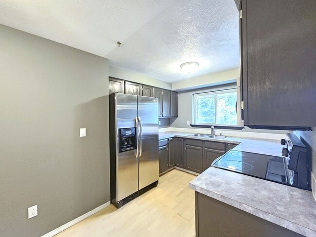 Building Photo - $1,600 - 1 Bed / 1 Bath Gorgeous Condo Unit in University District