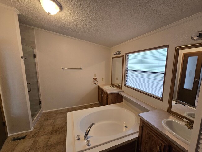 Building Photo - Privacy in the country!