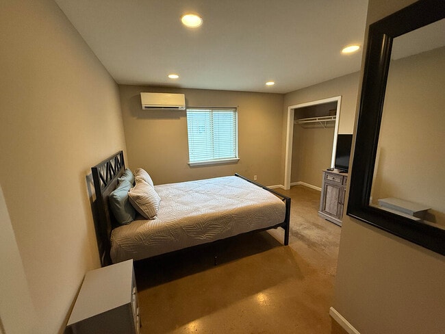 Building Photo - 1409 Paris Rd