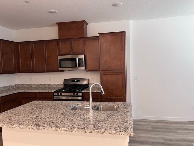 Building Photo - TOWN HOME WITH COMMUNITY POOL , GATED COMMUNITY in GILBERT!