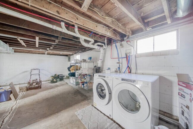 Building Photo - 1402 Iowa St