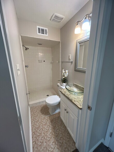 Building Photo - 2220 Mahan Dr