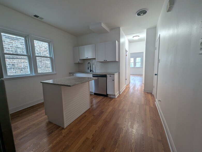 Building Photo - 1520 W Melrose St