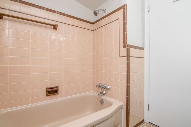 Building Photo - 1427 Woodland Dr