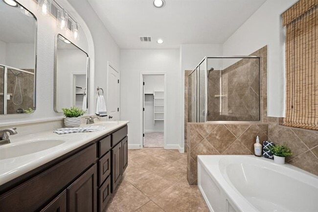 Building Photo - 8620 Alophia Dr