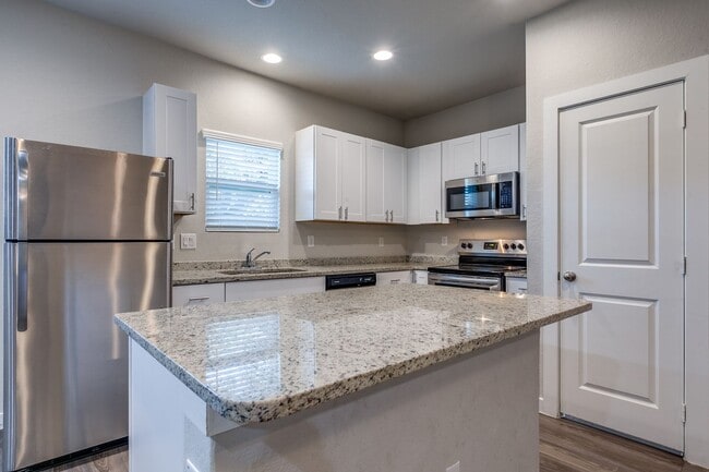 Building Photo - 3-BEDROOM TOWNHOME-STYLE DUPLEX